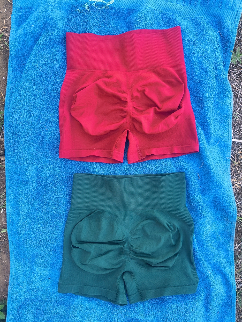 High-Waist Scrunch Butt Shorts - Red & Green